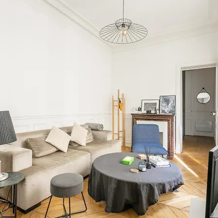 80m2 Derriere Avenue Montaigne 8eme Paris