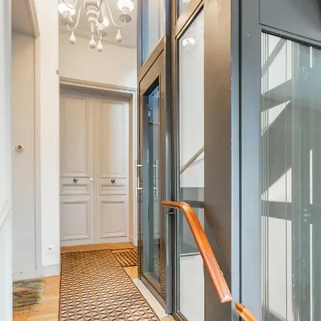 Apartment 80m2 Derriere Avenue Montaigne 8eme *