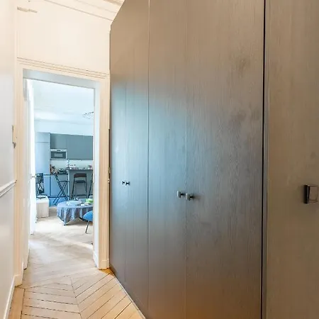 80m2 Derriere Avenue Montaigne 8eme * Paris