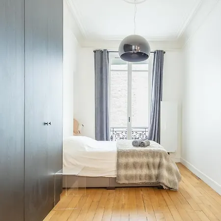 80m2 Derriere Avenue Montaigne 8eme * Parijs