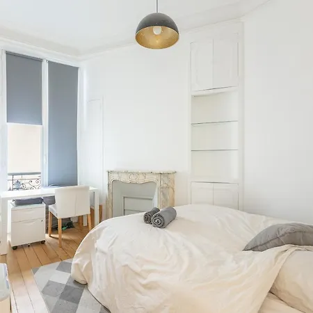 80m2 Derriere Avenue Montaigne 8eme Appartement Parijs