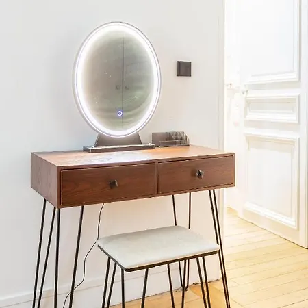 80m2 Derriere Avenue Montaigne 8eme * Parijs