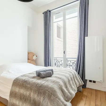 80m2 Derriere Avenue Montaigne 8eme Parijs